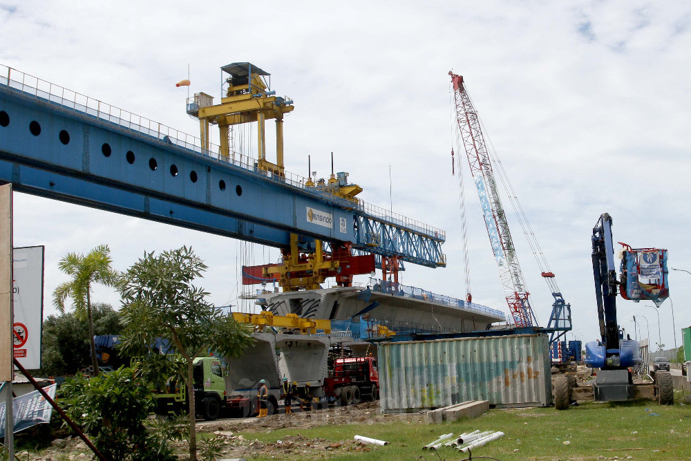 Proyek pembangunan jalan layang akses pelabuhan Makassar New Port ke Jalan tol di Makassar, Sulawesi Selatan, Selasa (7/2/2023). PT Wijaya Karya Beton Tbk. (WTON) menargetkan nilai kontrak baru mencapai Rp8,6 triliun pada 2023. Angka ini naik 13,1 persen dari target Rp7,6 triliun pada 2022. Bisnis/Paulus Tandi Bone