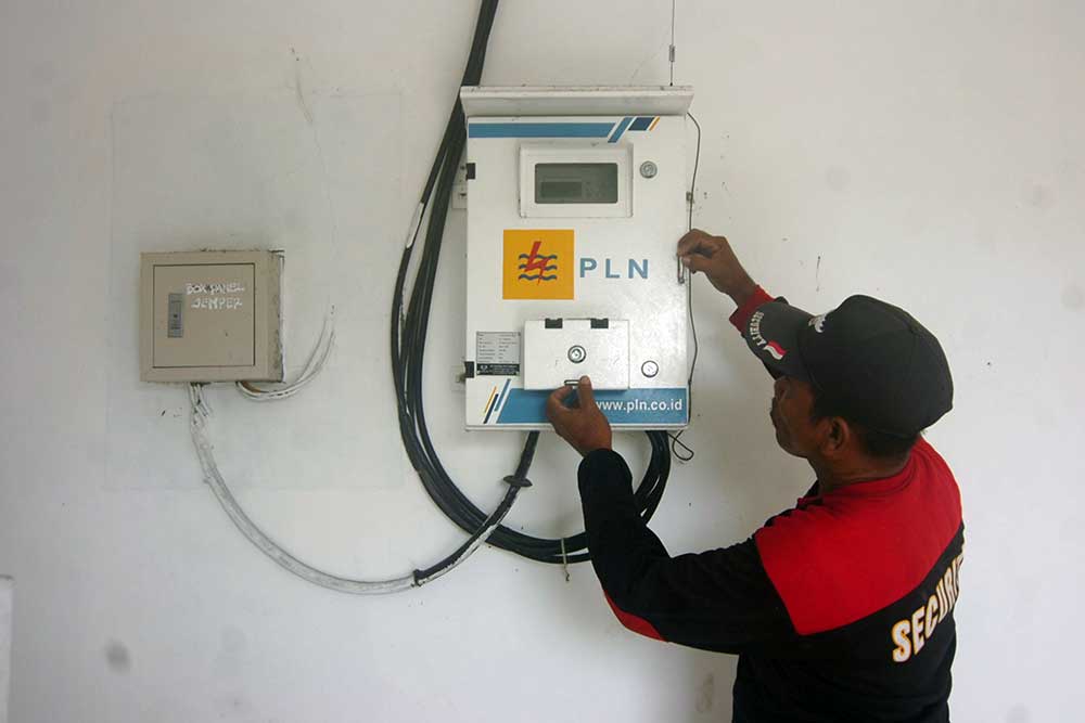 Petugas memeriksa meteran listrik prabayar di Rumah Susun Sewa (Rusunawa) Tegal, Jawa Tengah, Selasa (7/2/2023). Kementerian Energi dan Sumber Daya Mineral (ESDM) menyatakan rencana menaikkan tarif listrik nonsubsidi pada 1 April 2023 mendatang sehingga saat ini mulai mengkaji dan memilah profil konsumen atau pelanggan listrik untuk menentukan kebijakan tarif listrik nonsubsidi. ANTARA FOTO/Oky Lukmansyah
