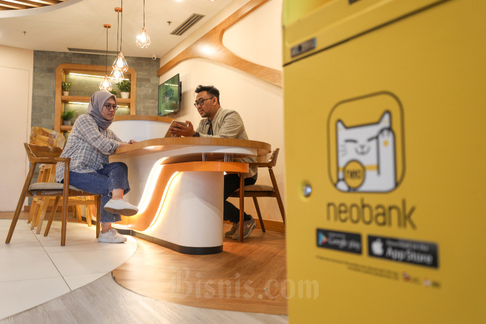 Karyawan melayani nasabah di digital lounge PT Bank Neo Commerce Tbk. (BBYB) di Jakarta, Selasa (7/2/2023). BBYB menyiapkan empat strategi untuk mencapai target laba full year dan menjadikan 2023 sebagai tahun profitable. Strategi tersebut diantaranya meluncurkan produk wealth management, memperlebar ekosistem, masuk ke pasar pinjaman produktif dan akan fokus mengatur pengeluaran perseroan. Bisnis/Suselo Jati