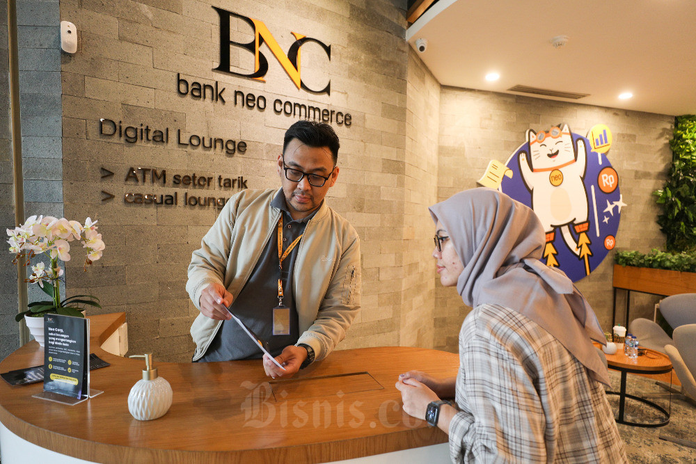 Karyawan melayani nasabah di digital lounge PT Bank Neo Commerce Tbk. (BBYB) di Jakarta, Selasa (7/2/2023). BBYB menyiapkan empat strategi untuk mencapai target laba full year dan menjadikan 2023 sebagai tahun profitable. Strategi tersebut diantaranya meluncurkan produk wealth management, memperlebar ekosistem, masuk ke pasar pinjaman produktif dan akan fokus mengatur pengeluaran perseroan. Bisnis/Suselo Jati