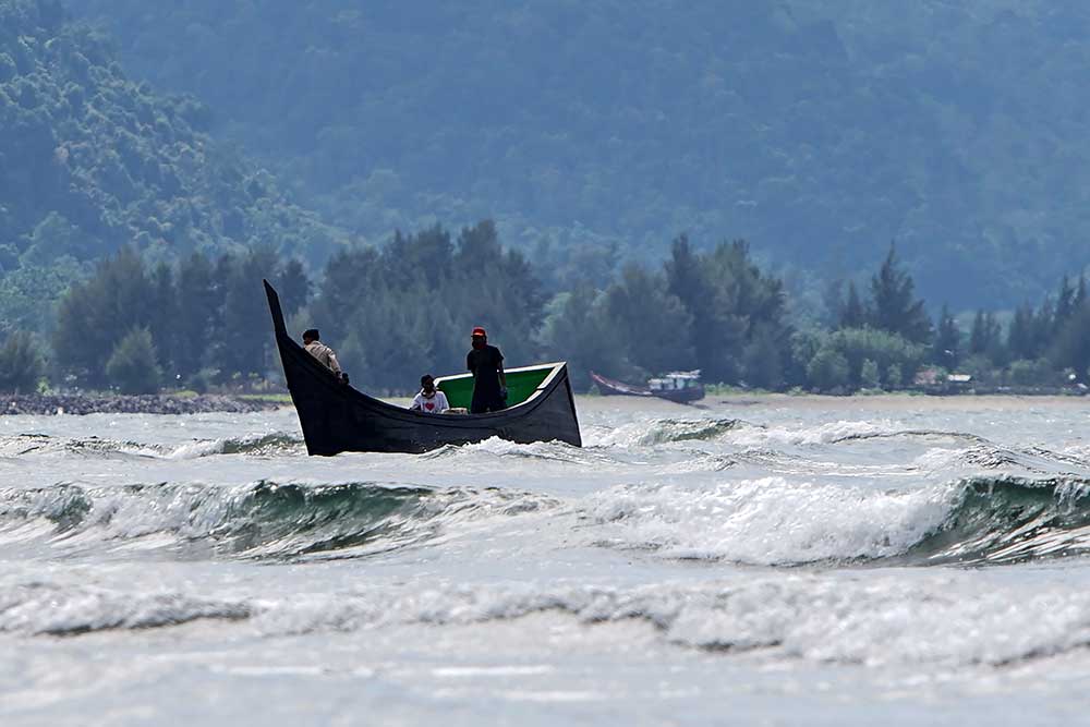 Sebuah perahu melintas di kawasan laut Pantai Ulee Lheu, Banda Aceh, Aceh, Selasa (7/2/2023). Badan Meteorologi Klimatologi, dan Geofisika (BMKG) mengeluarkan peringatan dini terkait potensi terjadinya gelombang tinggi hingga 6 meter dengan kecepatan angin berkisar 5-30 knot yang berpotensi terjadi di sejumlah perairan Indonesia. ANTARA FOTO/Khalis Surry