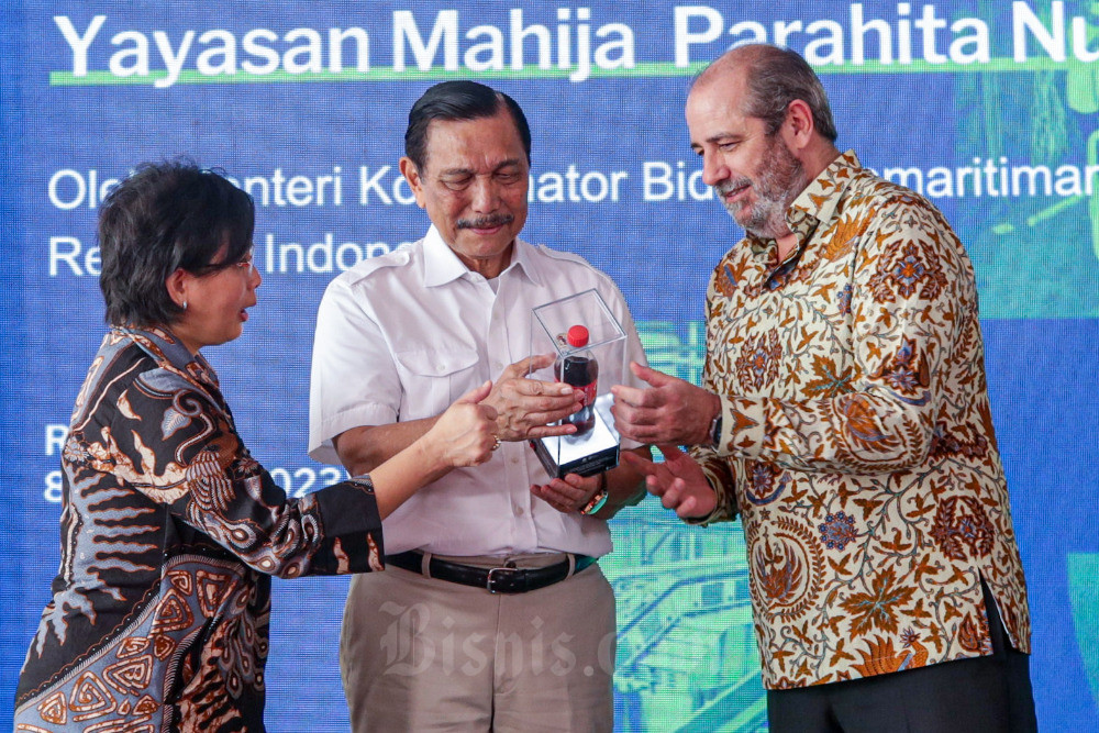 Menteri Koordinator Bidang Kemaritiman dan Investasi Republik Indonesia Luhut Binsar Pandjaitan (tengah), Presiden Direktur PT Amandina Bumi Nusantara Jorge Escudero (kanan), dan Direktur Public Affairs, Communications & Sustainability Coca-Cola Europacific Partners Indonesia (CCEP Indonesia) Lucia Karina berbincang seusai peresmian Pabrik Daur Ulang Plastik PET Amandina Bumi Nusantara & Yayasan Mahija Parahita Nusantara di Bekasi, Jawa Barat, Rabu (8/2/2023). Bisnis/Abdurachman