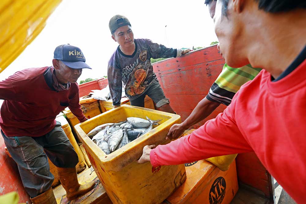 Pekerja mengangkat wadah berisi ikan di gudang beku Koperasi Perikanan Laut (KPL) Mina Sumitra, Indramayu, Jawa Barat, Rabu (8/2/2023). Presiden Joko Widodo berencana akan melakukan hilirisasi sumber daya alam sektor kelautan untuk meningkatkan perekonomian nasional. ANTARA FOTO/Dedhez Anggara