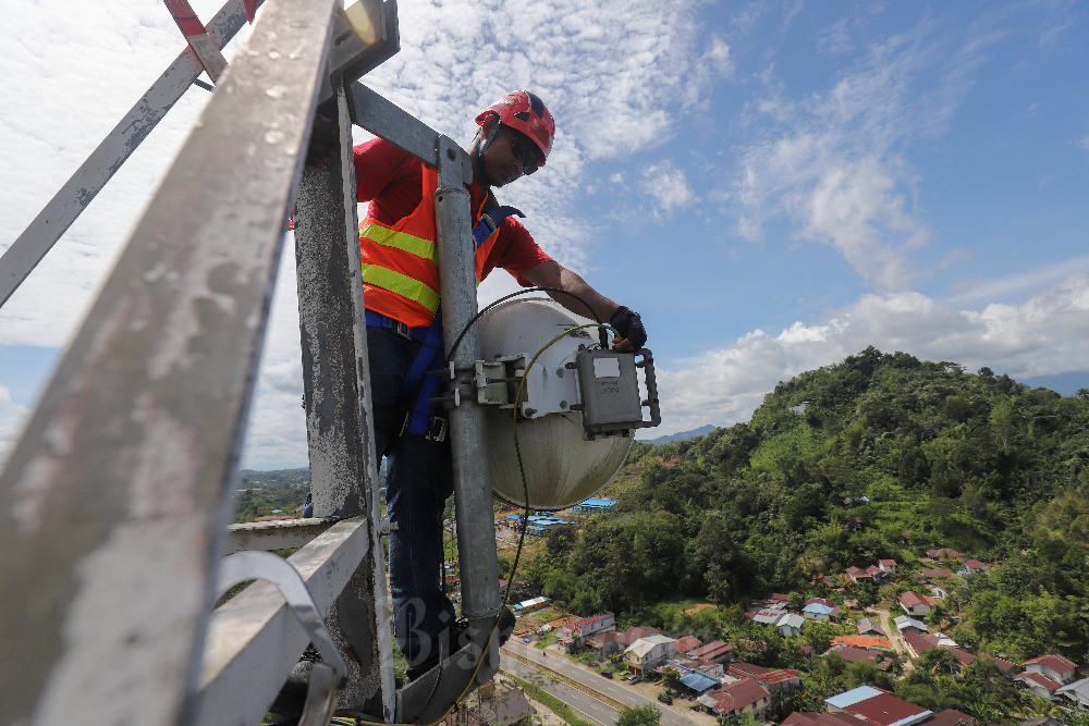 Teknisi melakukan pemeliharaan perangkat BTS XL Axiata di Kecamatan Entikong, Kabupaten Sanggau, Kalimantan Barat, Kamis (9/2/2023). Dalam setahun terakhir, jumlah BTS XL Axiata bertambah sebanyak lebih dari 1.100 BTS 4G di seluruh wilayah Kalimantan, angka tersebut meningkat sebesar 42% YoY. Selain itu, infrastruktur jaringan XL Axiata di seluruh Kalimantan diperkuat oleh kabel fiber optic yang jalurnya telah membentang sepanjang lebih dari 9.300 kilometer. Bisnis/Eusebio Chrysnamurti