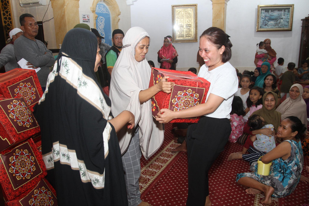 Penyerahan Bantuan Paket Sembako Kepada Warga Yang Terdampak Banjir Di ...