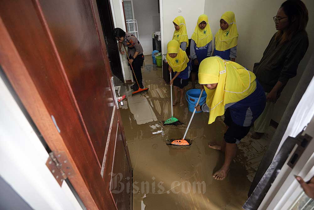 Ratusan Rumah Di Gresik Terendam Banjir Akibat Jebolnya Tanggu Sungai ...