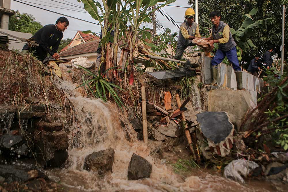 Cegah Banjir, Petugas Lakukan Perbaikan Darurat Tanggul Jebol Di Tangerang