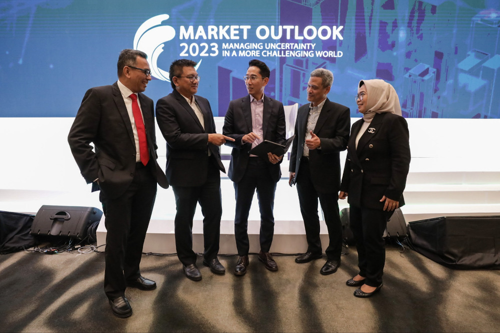 Direktur Utama PT Mandiri Manajemen Investasi Aliyahdin Saugi (tengah), CIO Ernawan R. Salimsyah (kiri), Direktur Arief Budiman (kedua kiri), Direktur Baban Sudarman (kedua kanan) dan Direktur Kun Listyaningsih berbincang di sela-sela acara Market Outlook 2023 di Jakarta, Kamis (16/3/2023). PT Mandiri Manajemen Investasi melihat kondisi makro ekonomi Indonesia yang positif diyakini berjalan selaras dengan peluang investasi dan peningkatan imbal hasil di sektor pasar modal, mulai dari bursa saham, surat utang/obligasi, hingga reksadana, yang masih memiliki peluang tumbuh  sangat besar. Bisnis/Fanny Kusumawardhani