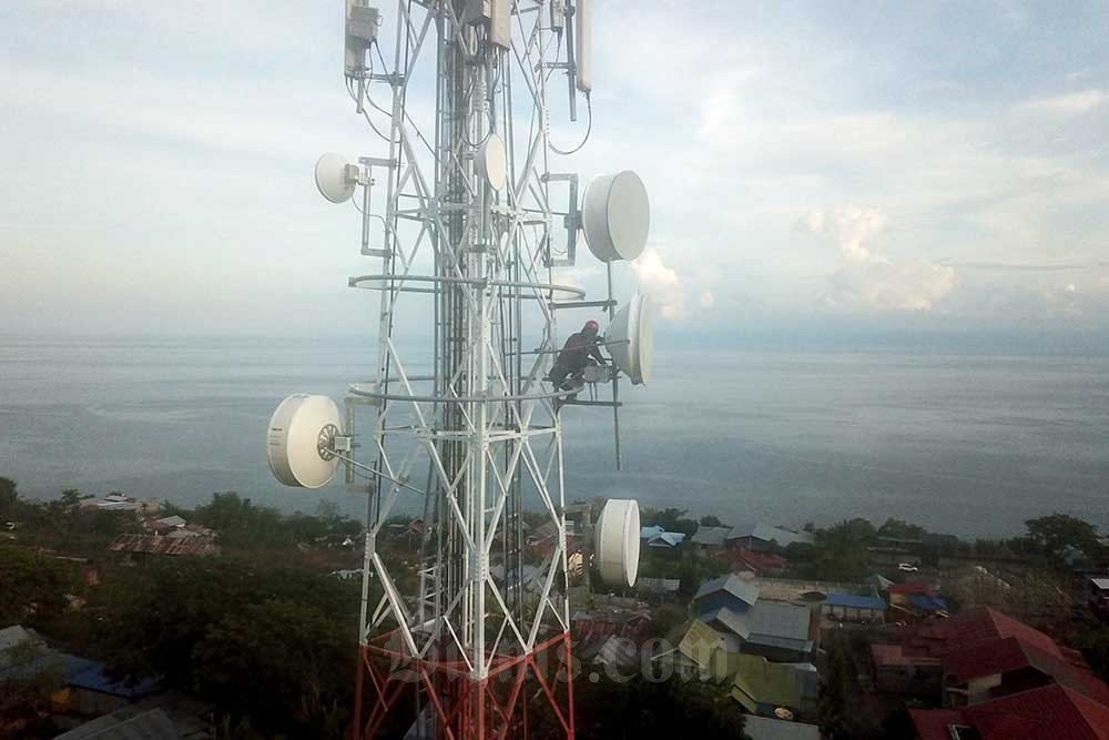 Teknisi melakukan pengecekan perangkat di salah satu base transceiver station (BTS) milik PT XL Axiata Tbk di Luwuk, Kabupatan Banggai, Sulawesi Tengah, Kamis (18/2/2023). Bisnis/Paulus Tandi Bone