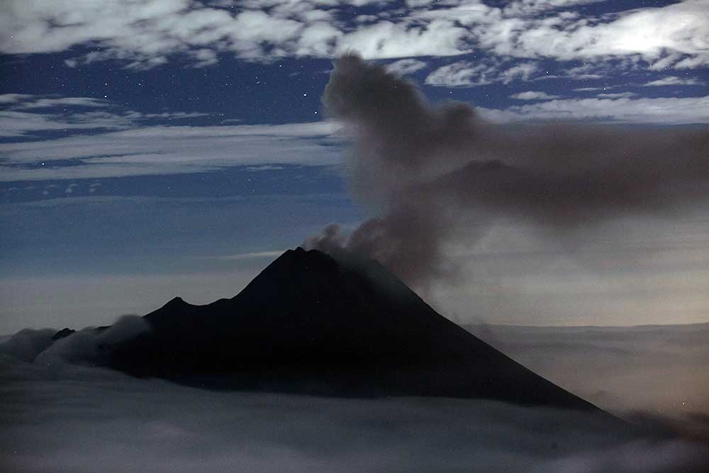 Luncuran lava pijar dari kubah lava Gunung Merapi terlihat dari Pos 3 Gunung Merbabu, Suwanting, Banyuroto, Sawangan, Magelang, Jawa Tengah, Kamis (16/3/2023). Menurut data BPPTKG periode pengamatan 16 Maret 2023 pukul 00.00-12.00 WIB telah terjadi 105 kali guguran dengan jarak luncur ke arah barat daya. ANTARA FOTO/Hendra Nurdiyansyah