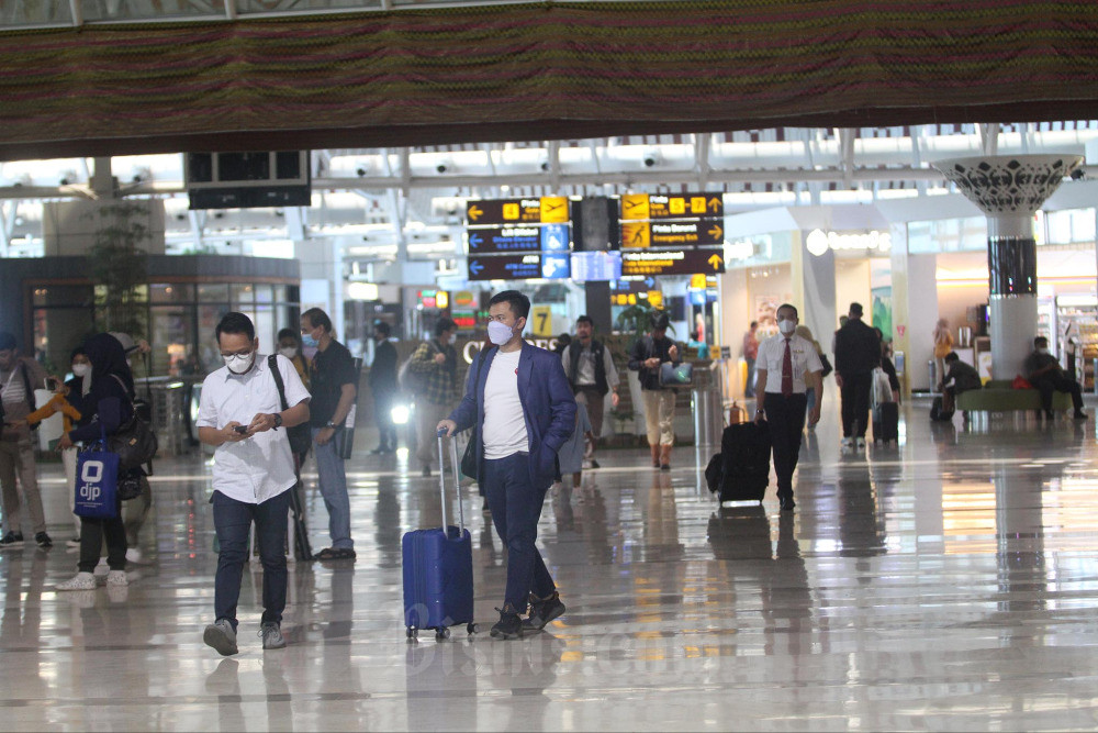 Pergerakan penumpang di Bandara Sultan Hasanuddin Makassar, Sulawesi Selatan, Kamis (18/3/2023). Pergerakan penumpang bulan Januari dan Februari 2023 sebanyak 1.623.755 penumpang yang mana naik 21 persen dibandingkan periode yang sama pada tahun 2022 yaitu 1.338.758 penumpang. Bisnis/Paulus Tandi Bone