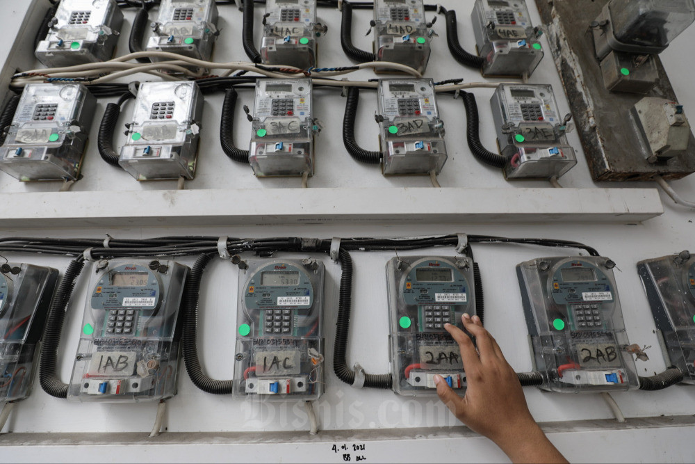 Warga melakukan pengisian listrik prabayar di Jakarta, Kamis (16/3/2023). Kementerian Energi dan Sumber Daya Mineral (ESDM) tengah mengkaji sejumlah indikator penyesuaian tarif listrik (tarif adjustment) untuk periode April-Juni pada tahun 2023. Bisnis/Fanny Kusumawardhani