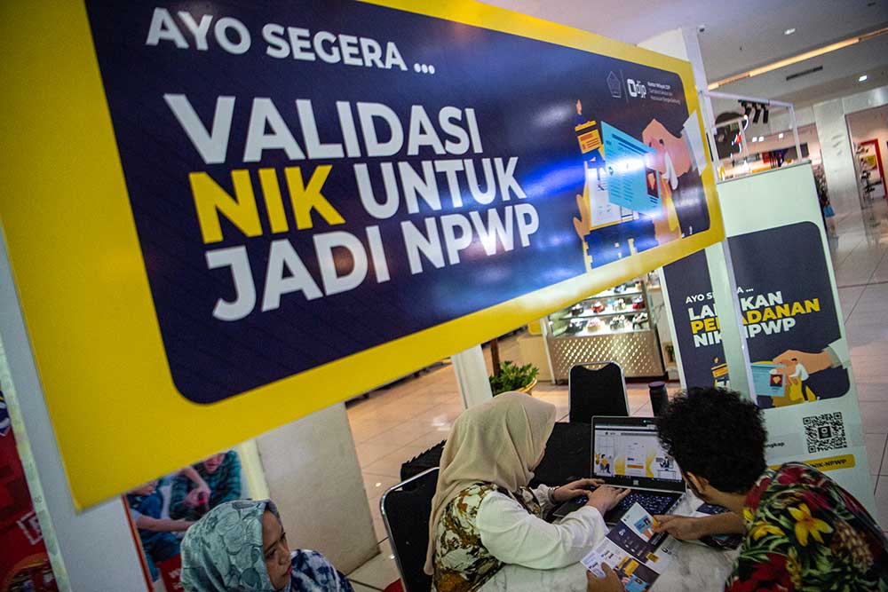 Pegawai melayani Wajib Pajak yang akan melaporkan Surat Pemberitahuan Tahunan (SPT) Pajak di salah satu pusat perbelanjaan di Palembang, Sumatera Selatan, Kamis (16/3/2023). KPP Pratama Palembang Ilir Timur membuka layanan pojok pajak di pusat perbelanjaan yang bertujuan untuk memudahkan pelaporan SPT Tahunan sekaligus sebagai upaya meningkatkan kepatuhan pelaporan SPT Tahunan dari  Wajib Pajak (WP). ANTARA FOTO/Nova Wahyudi