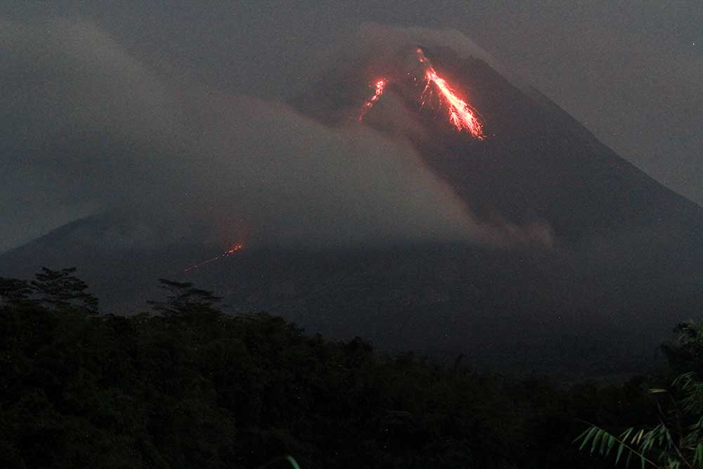 Guguran lava pijar Gunung Merapi terlihat dari Turi, Sleman, DI Yogyakarta, Sabtu (18/3/2023). Berdasarkan data BPPTKG periode pengamatan 17 Maret 2023 pukul 00.00 - 24.00 WIB terjadi 2 awan panas guguran dan 134 kali guguran dengan laju deformasi 0,5 centimeter per hari dan menghimbau kepada masyarakat untuk mewaspadai bahaya lahar hujan di sungai yang berhulu di Gunung Merapi. ANTARA FOTO/Hendra Nurdiyansyah