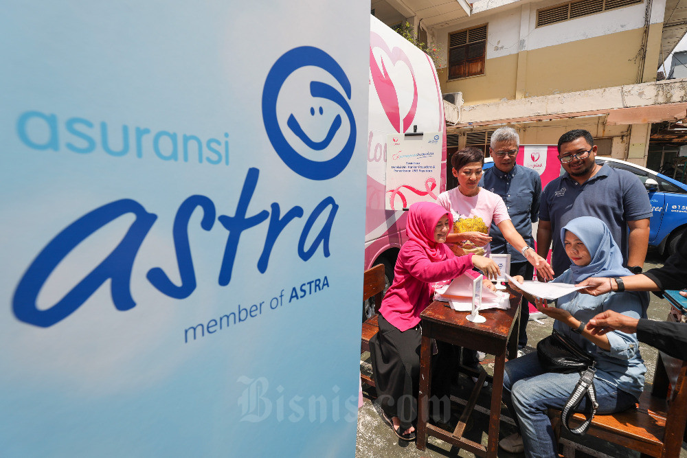 Head of PR Marcomm & Event Asuransi Astra L. Iwan Pranoto (kedua kanan) bersama Manager Environment and Social Responsibility Asuransi Astra Wioko Yudhantara (kanan) dan Co-Founder Lovepink Madelina Mutia (kedua kiri) berbincang dengan warga yang mengikuti sosialisasi deteksi kanker payudara di Jakarta, Sabtu (18/3/2023). PT Asuransi Astra berkolaborasi dengan komunitas Love Pink,  menggelar acara sosialisasi untuk memberikan edukasi terkait dengan kesadaran masyarakat untuk mencegah kanker payudara sejak dini. Acara ini juga dilengkapi dengan pemeriksaan USG untuk mendeteksi kanker payudara. Bisnis/Suselo Jati