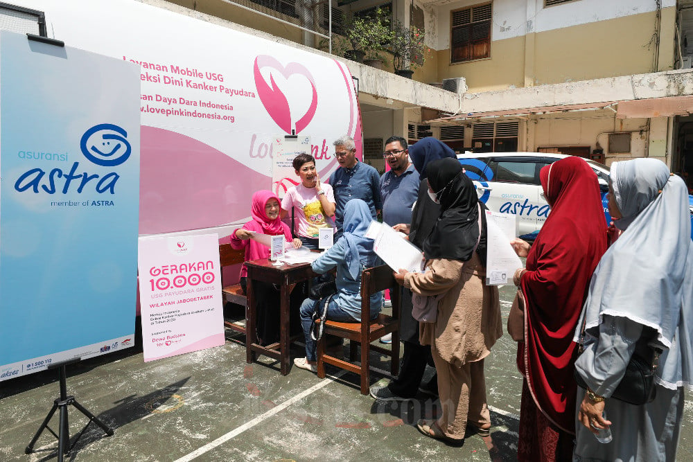 Warga mengantre untuk melakukan USG payudara dalam acara sosialisasi deteksi kanker payudara di Jakarta, Sabtu (18/3/2023). PT Asuransi Astra berkolaborasi dengan komunitas Love Pink,  menggelar acara sosialisasi untuk memberikan edukasi terkait dengan kesadaran masyarakat untuk mencegah kanker payudara sejak dini. Acara ini juga dilengkapi dengan pemeriksaan USG untuk mendeteksi kanker payudara. Bisnis/Suselo Jati
