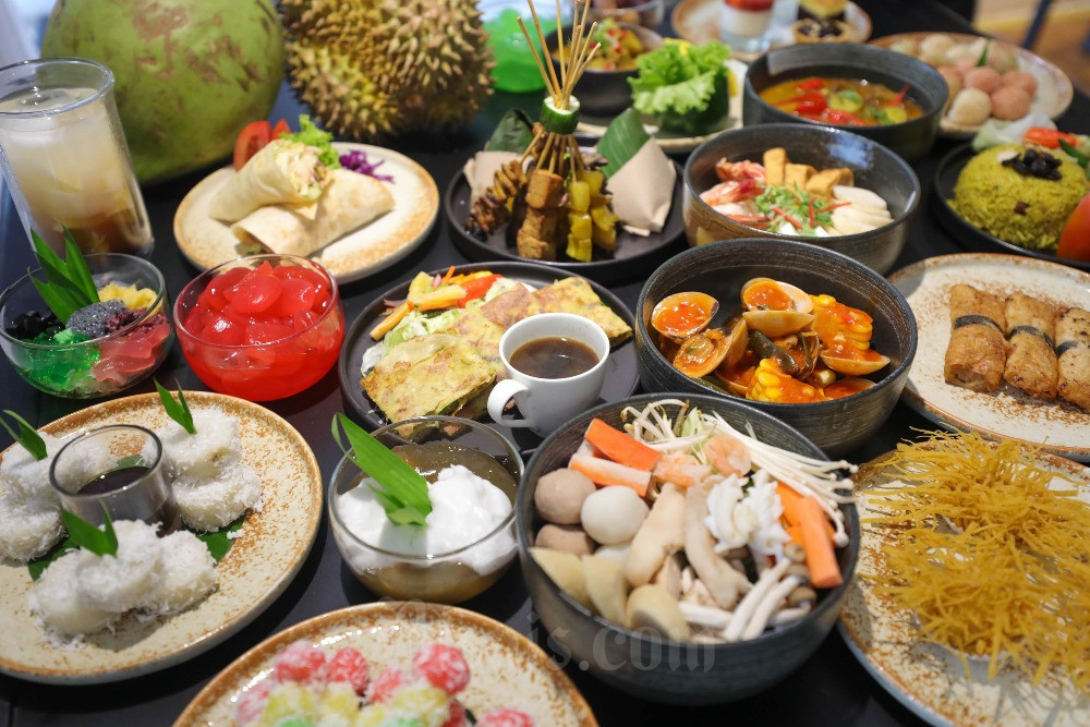 Menu Berbuka Bersama Hotel Grand Sahid Jaya di Jakarta, Selasa (21/3/2023). Menyambut bulan Ramadan, Hotel Grand Sahid Jaya menggelar program bertajuk Berbuka Bersama berkonsep street food festival yang menghadirkan pengalaman berbuka puasa selama satu bulan penuh secara buffet dengan 100 menu yang berganti setiap harinya. Menu ini terdiri dari berbagai macam makanan khas Indonesia, Melayu peranakan, dan Cantonese, dengan harga Rp275.000 per orang. Bisnis/Himawan L Nugraha