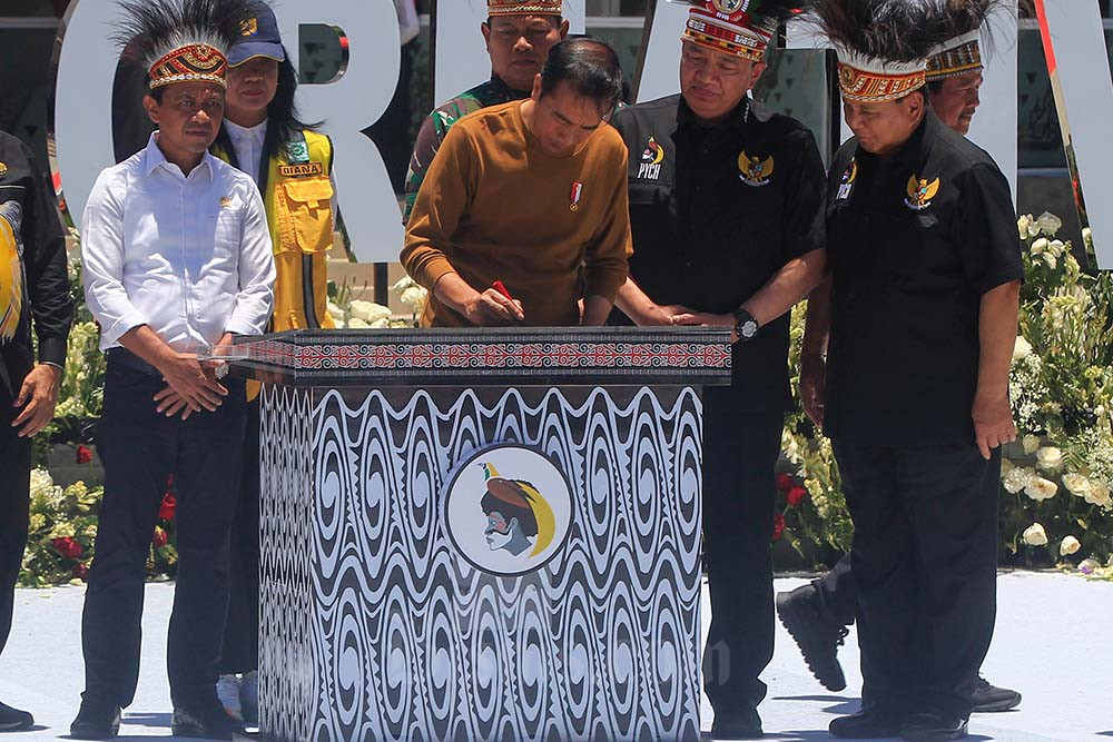 Presiden Joko Widodo (tengah) didampingi Menteri Pertahanan Prabowo Subianto (kanan), Menteri Investasi/Kepala Badan Koordinasi Penanaman Modal (BKPM) Bahlil Lahadalia (kiri), Kepala Badan Intelijen Negara (BIN) Budi Gunawan (kedua kanan), dan Panglima TNI Laksamana Yudo Margono (ketiga kiri) meresmikan gedung Papua Youth Creative Hub (PYCH) di Jayapura, Papua, Selasa (21/3/2023). Pemerintah membangun PYCH sebagai ruang pengembangan kemampuan, kreativitas, dan pemberdayaan anak muda Papua di bidang ekonomi kreatif, pertanian, dan peternakan. ANTARA FOTO/Gusti Tanati