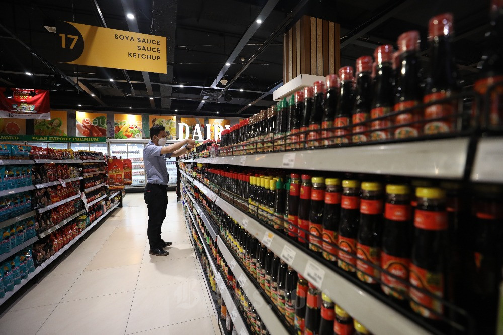 Karyawan menata barang dagangan di salah satu ritel modern atau supermarket di Jakarta, Jumat (24/3/2023). Kinerja penjualan eceran diperkirakan melambat pada kuartal I/2023 dibandingkan dengan kuartal sebelumnya. Berdasarkan Survei Penjualan Eceran Bank Indonesia (BI), indeks penjualan eceran kuartal I/2023 diperkirakan tumbuh sebesar 1,0 persen secara tahunan (year-on-year/yoy), melambat dibandingkan kuartal sebelumnya sebesar 1,9 persen yoy. Bisnis/Eusebio Chrysnamurti