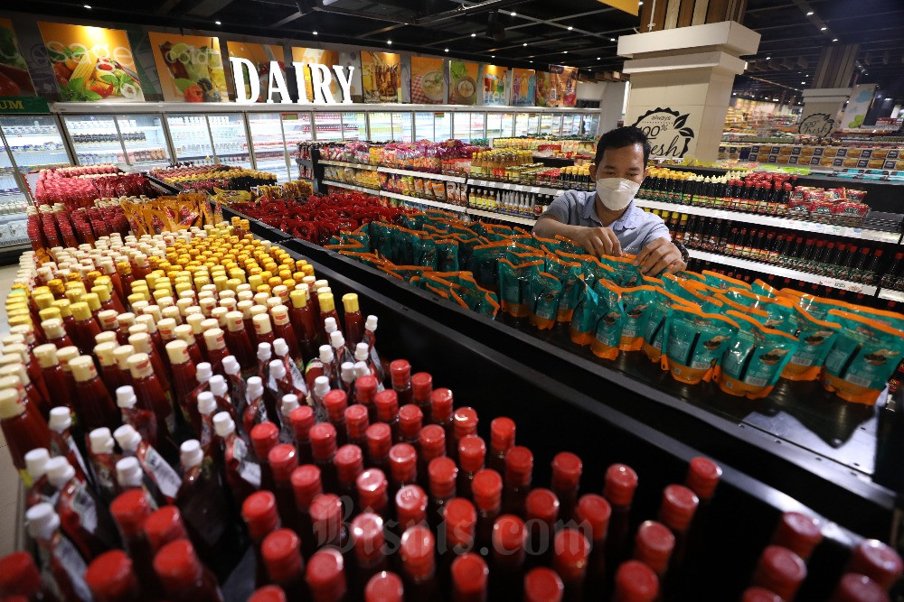 Karyawan menata barang dagangan di salah satu ritel modern atau supermarket di Jakarta, Jumat (24/3/2023). Kinerja penjualan eceran diperkirakan melambat pada kuartal I/2023 dibandingkan dengan kuartal sebelumnya. Berdasarkan Survei Penjualan Eceran Bank Indonesia (BI), indeks penjualan eceran kuartal I/2023 diperkirakan tumbuh sebesar 1,0 persen secara tahunan (year-on-year/yoy), melambat dibandingkan kuartal sebelumnya sebesar 1,9 persen yoy. Bisnis/Eusebio Chrysnamurti