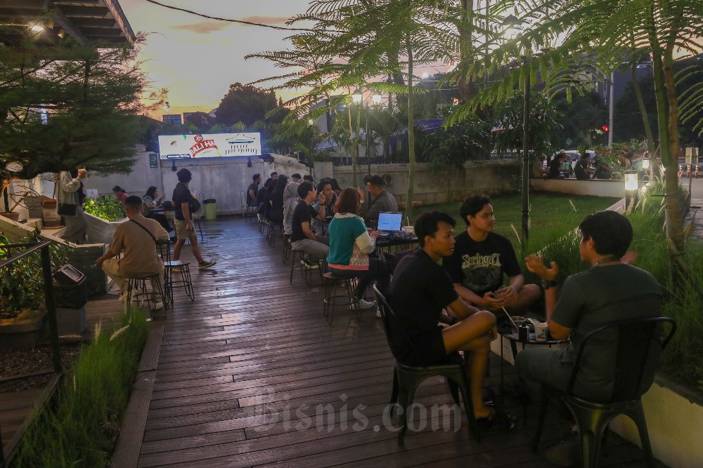 Pengunjung beraktivitas di salah satu kafe di Jakarta, Minggu (26/3/2023). Asosiasi Pengusaha Kafe dan Restoran Indonesia (Apkrindo) menyampaikan bahwa bisnis waralaba restoran dan kafe masih cukup menantang pada 2023 lantaran adanya ketidakpastian ekonomi global dan perubahan perilaku konsumen pasca pandemi. Asosiasi mengingatkan pada pebisnis restoran dan kafe untuk memikirkan konsep bisnis secara matang agar dapat bersaing dan berkembang pada masa depan. Bisnis/Himawan L Nugraha