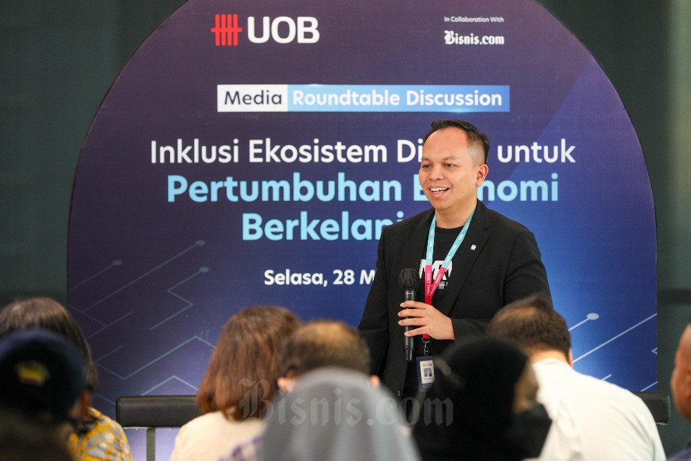 Head of Digital Bank PT Bank UOB Indonesia Fajar Septandri Maharjaya memberikan sambutan dalam acara Media Roundtable Discussion UOB Indonesia bertajuk Inklusi Ekosistem Digital untuk Pertumbuhan Ekonomi Berkelanjutan di Jakarta, Selasa (28/3/2023). Diskusi tersebut membahas mengenai pengaruh ekosistem digital terhadap perkembangan dan pertumbuhan perbankan digital, serta manfaat untuk perekonomian negara. Bisnis/Suselo Jati