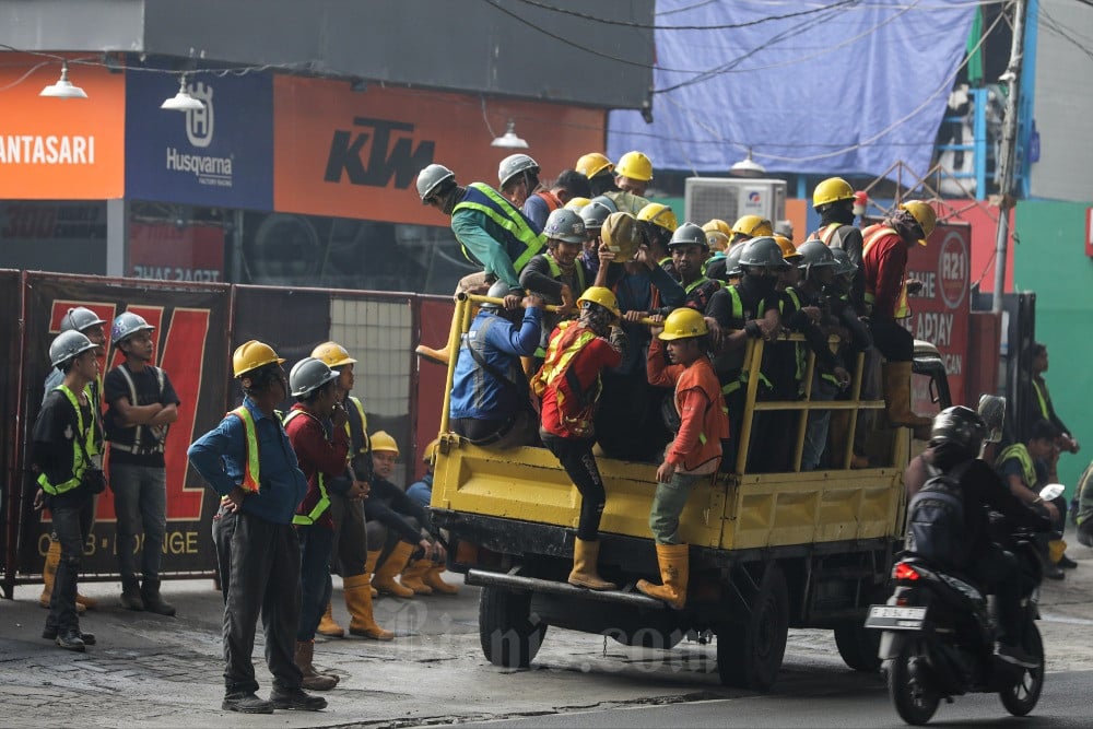 Sejumlah pekerja konstruksi bersiap menuju lokasi proyek di Jakarta, Rabu (29/3/2023). Kementerian Investasi/Badan Koordinasi Penanaman Modal (BKPM) mencatat serapan tenaga kerja dari realisasi investasi di Indonesia pada 2022 mencapai 1,31 juta orang, naik sekitar 7,5% secara year-on-year dari tahun sebelumnya sebanyak 1,21 juta orang. Bisnis/Arief Hermawan P