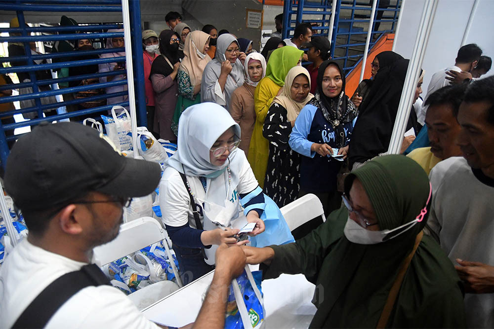 Sejumlah warga antre membeli paket sembako murah saat Safari Ramadhan BUMN 2023 di GOR Indoor Pajajaran, Kota Bogor, Jawa Barat, Jumat (31/3/2023). Dalam safari Ramadhan tersebut PT Taspen (Persero) membagikan sebanyak 1.000 paket sembako murah dan paket mudik gratis. ANTARA FOTO/Arif Firmansyah