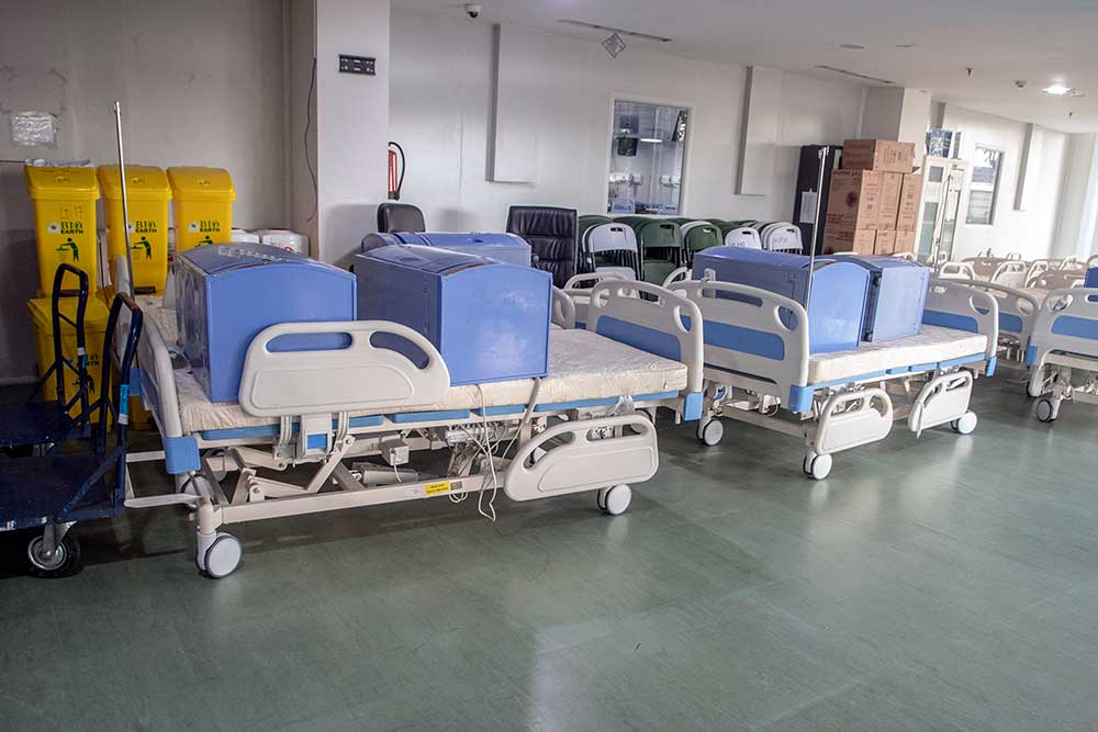 Sejumlah alat kesehatan yang sudah tidak digunakan di Rumah Sakit Darurat COVID (RSDC) Wisma Atlet Kemayoran, Jakarta, Jumat (31/3/2023). RSDC Wisma Atlet Kemayoran resmi ditutup pada Jumat (31/3/2023), setelah pertama kali merawat pasien Covid-19 pada 23 Maret 2020. ANTARA FOTO/Muhammad Adimaja