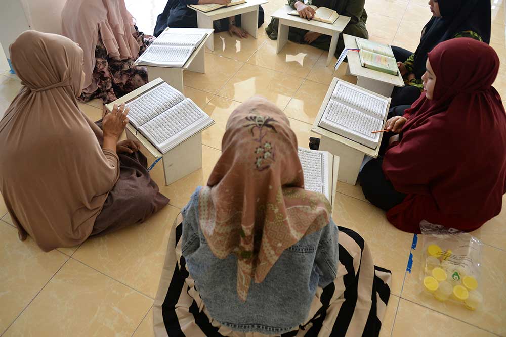 Warga binaan membaca Al Quran di ruangan khusus perempuan saat tadarus Ramadhan di Lapas Kelas III Lhoknga, Kabupaten Aceh Besar, Aceh, Sabtu (1/4/2023). Selama bulan Ramadhan 1444 Hijriyah, pihak Lapas  menerapkan program tadarus Al Quran , Shalat Tarawih berjamaah, dan ceramah keagamaan dalam upaya meningkatkan ketakwaan dan pembinaan mental terhadap warga binaan. ANTARA FOTO/Ampelsa