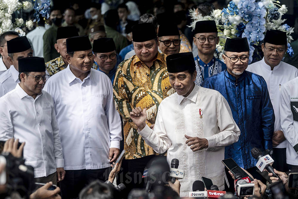 Presiden Joko Widodo (ketiga kanan) didampingi Ketua Umum PAN Zulkifli Hasan (kedua kanan), Ketua Umum Partai Golkar Airlangga Hartarto (ketiga kanan), Ketua Umum Partai Gerindra Prabowo Subianto (kedua kiri), Ketua Umum PKB Abdul Muhaimin Iskandar (kiri), dan Plt Ketua Umum DPP PPP Muhamad Mardiono (kanan) memberikan keterangan pers usai menghadiri acara Silaturahmi Ramadhan 1444 H DPP PAN di Kantor DPP PAN, Jakarta, Minggu (2/4/2023). Acara tersebut turut dihadiri para ketua umum partai politik koalisi pendukung pemerintah seperti PAN, Partai Golkar, Partai Gerindra, PPP, dan PKB. ANTARA FOTO/Aprillio Akbar