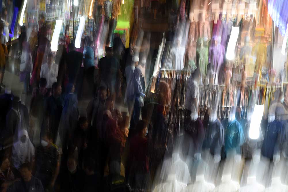 Warga berbelanja di Blok B Pasar Tanah Abang, Jakarta, Jumat (7/4/2023). Menurut pedagang, penjualan busana muslim di pasar tersebut pada minggu ketiga bulan puasa mulai ramai sebagai persiapan menjelang Lebaran. ANTARA FOTO/Indrianto Eko Suwarso