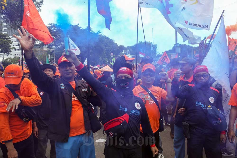 Ribuan Buruh Gelar Aksi Demo Di Kawasan Patung Kuda Jakarta