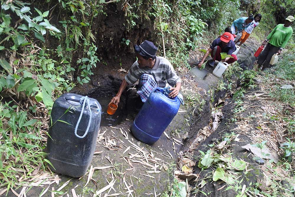 Warga Di Situbondo Jawa Timur Alami Krisis Air Bersih