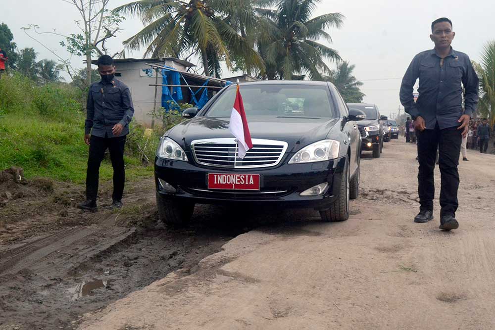 President Joko Widodo observes damaged roads in Lampung province