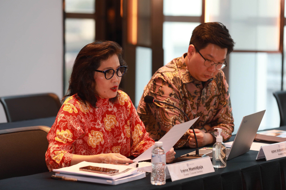 Direktur & Corporate PT Surya Pertiwi Tbk Secretary Irene Hamidjaja (kiri) didampingi Investor Relations Adhi Sudargo Tasmin memberikan pemaparan dalam paparan publik perseroan di Jakarta, Kamis (25/5//2023). Bisnis/Himawan L Nugraha