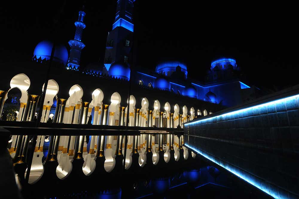 Pengunjung berada di Masjid Raya Sheikh Zayed, Solo, Jawa Tengah, Jumat (26/5/2023). Masjid tersebut menjadi salah satu destinasi wisata religi di Solo saat akhir pekan atau saat musim liburan sekolah. ANTARA FOTO/Aloysius Jarot Nugroho