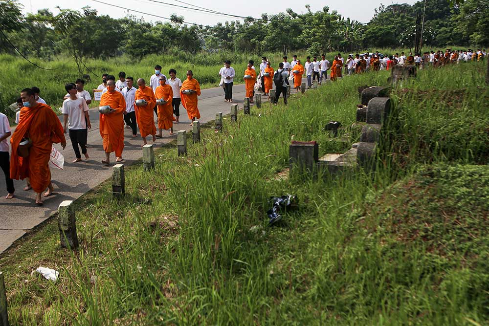 Sejumlah biksu berjalan saat prosesi Pindapata di Karawaci, Kota Tangerang, Banten, Sabtu (27/5/2023). Prosesi Pindapata merupakan rangkaian perayaan dari Tri Suci Waisak 2567BE/2023 yang jatuh pada 4 Juni 2023. ANTARA FOTO/Fauzan