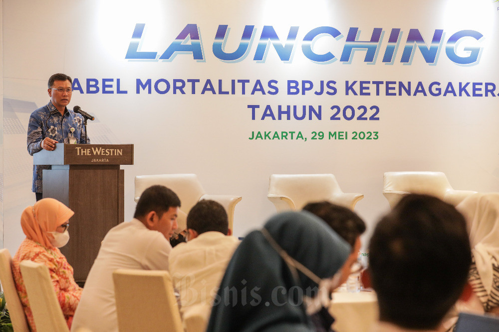 Direktur Perencanaan Strategis dan TI BPJS Ketenagakerjaan Pramudya Iriawan Buntoro memebrikan paparan saat acara Peluncuran Tabel Mortalitas Jamsos tahun 2022 (TMJ 22) di Jakarta, Senin (29/5/2023). Peluncuran TMJ-22 tersebut sangat penting untuk menunjang keakuratan dan keandalan perhitungan aktuaria. Hal ini sejalan dengan kebutuhan BPJS Ketenagakerjaan dalam memperhitungkan keterjangkauan biaya dan ketercukupan manfaat, guna menjamin keberlanjutan program lewat proses bisnis yang efektif dan efisien. Bisnis/Fanny Kusumawardhani