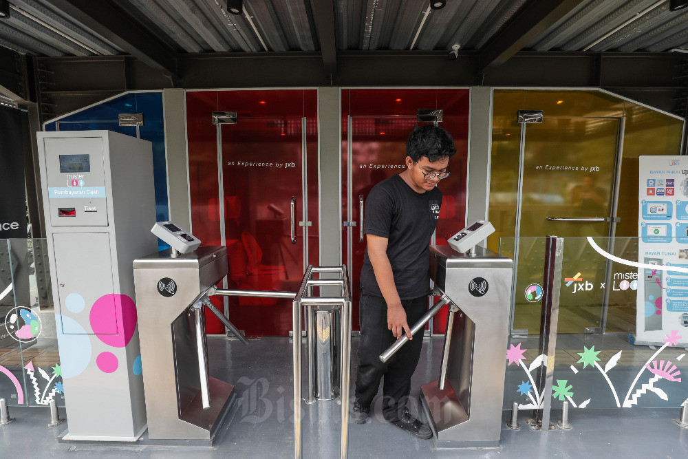 Warga menggunakan fasilitas toilet transparan di Jakarta, Senin (29/5/2023). Toilet umum yang menggunakan metode smart glasses atau kaca tembus pandang tersebut berlokasi di Dukuh Atas dekat Stasiun Sudirman. Memiliki fasilitas premium seperti AC, shower, toilet duduk, wastafel, sabun, hingga tisu pengguna dikenakan tarif Rp5000. Bisnis/Fanny Kusumawardhani