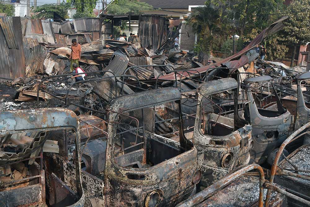 Seorang warga mencari sisa barang usai kebakaran rumah semipermanen di Duren Sawit, Jakarta Timur, Selasa (30/5/2023). Menurut petugas sebanyak 19 unit mobil pemadam dikerahkan untuk memadamkan api dalam kebakaran yang terjadi pada Selasa (30/5) pukul 02.40 WIB dan mengakibatkan satu orang meninggal dunia, sementara penyebab kebakaran masih dalam penyelidikan pihak terkait. ANTARA FOTO/Fakhri Hermansyah