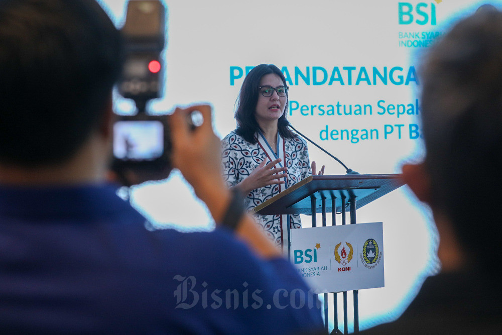 Wakil Ketua Umum II Persatuan Sepak Bola Seluruh Indonesia (PSSI) Ratu Tisha Destria memberikan sambutan dalam acara penandatanganan nota kesepahaman antara BSI dengan KONI dan PSSI untuk pengembangan olahraga di Jakarta, Selasa (30/5/2023). Bisnis/Suselo Jati