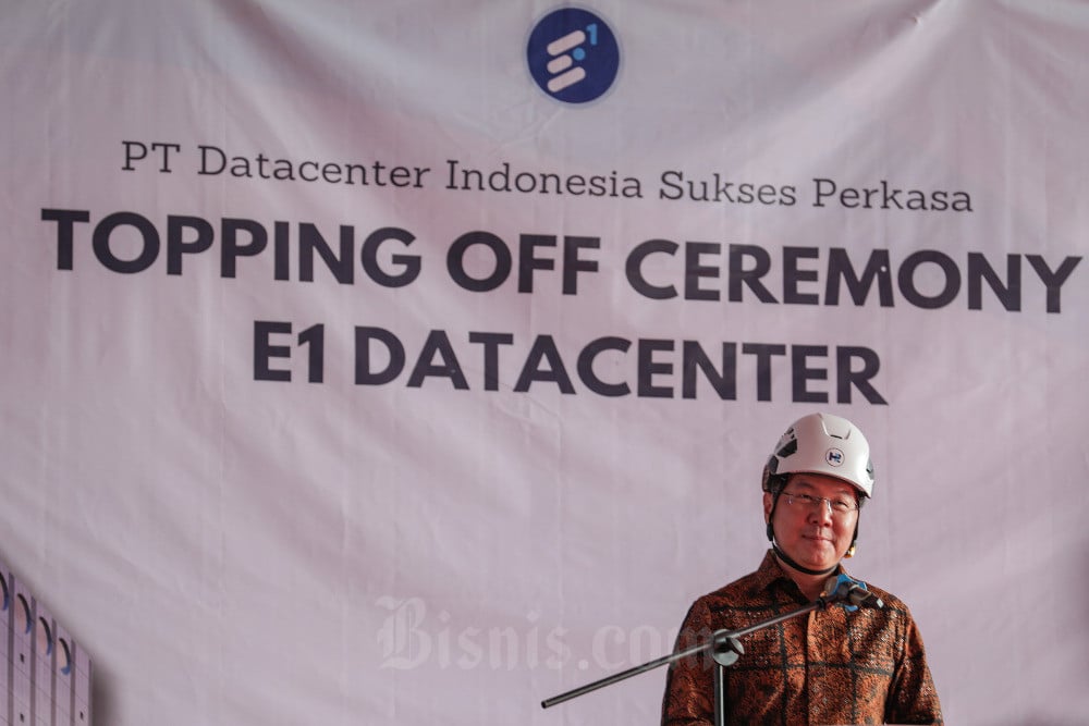 Direktur PT Datacenter Indonesia Sukses Perkasa  Ricky Garyati memberikan paparan saat acara Topping Off Data Center E1 di Jakarta, Selasa (30/5/2023). Bisnis/Fanny Kusumawardhani
