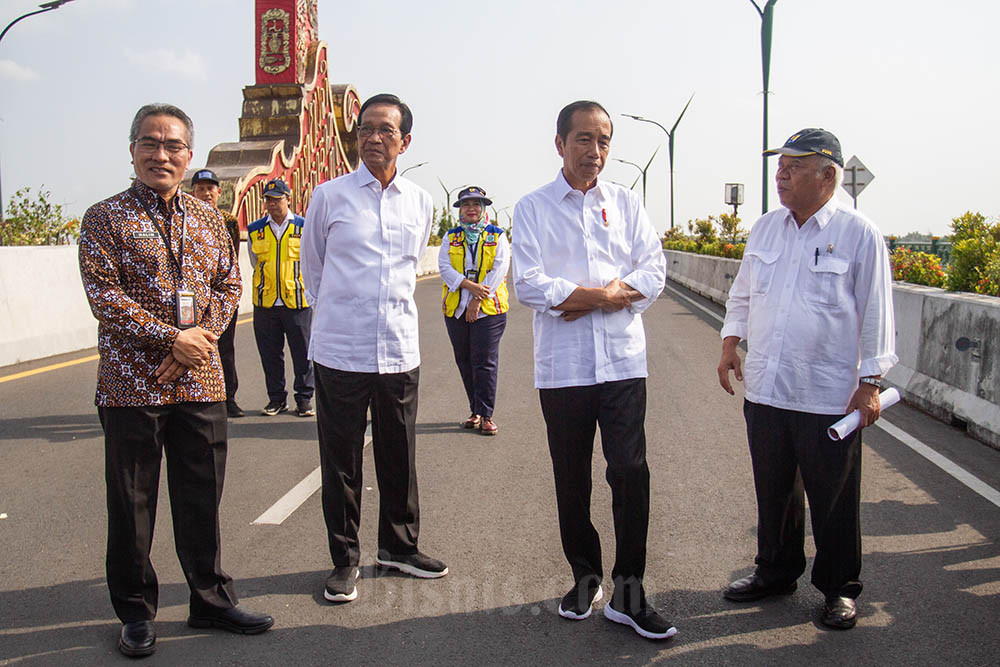 Presiden Joko Widodo (dua kanan) bersama Gubernur DIY Sri Sultan HB X (dua kiri) Menteri PUPR Basuki Hadimuljono (kanan) dan Bupati Bantul Abdul Halim Muslih (kiri) meninjau Jembatan Kretek 2 di Bantul, DI Yogyakarta, Jumat (2/6/2023). Presiden Joko Widodo meresmikan Jembatan Kretek 2 yang menghubungkan kawasan wisata di Jalur Jalan Lintas Selatan (JJLS) dan dirancang mampu menahan gempa. ANTARA FOTO/Hendra Nurdiyansyah