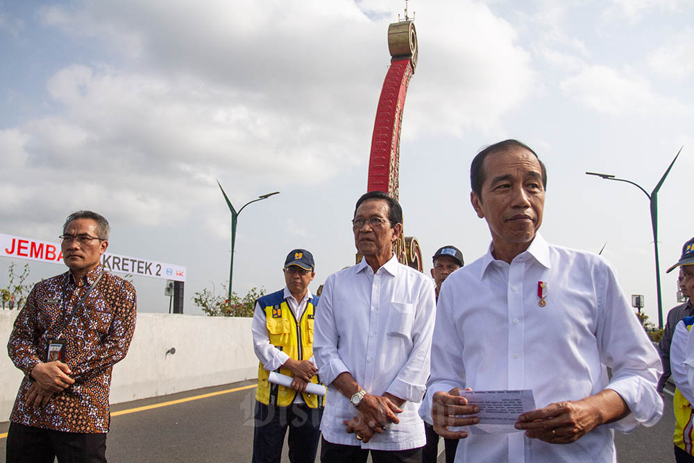 Presiden Joko Widodo (kanan) bersama Gubernur DIY Sri Sultan HB X (tengah) dan Bupati Bantul Abdul Halim Muslih (kiri) meninjau Jembatan Kretek 2 di Bantul, DI Yogyakarta, Jumat (2/6/2023). Presiden Joko Widodo meresmikan Jembatan Kretek 2 yang menghubungkan kawasan wisata di Jalur Jalan Lintas Selatan (JJLS) dan dirancang mampu menahan gempa. ANTARA FOTO/Hendra Nurdiyansyah