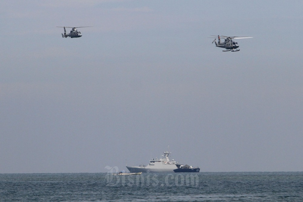 Heli Bell 412EP Skuadron 400 dan heli AS565 Mbe Panther Skuadron 100 melintas diatas KRI Tombak 629 saat gladi resik pembukaan Multilateral Naval Exercise Komodo (MNEK) ke - 4 tahun 2023 di Makassar, Sulawesi Selatan, Jumat (2/6/2023). MNEK akan berlangsung pada 5-8 Juni 2023 di Makassar dan diikuti 36 negara peseta dengan tujuan membangun kerjasama yang positif diseluruh Angkatan laut dunia. MNEK ini bukan latihan yang bersifat tempur tetapi lebih ke latihan yang bersifat bantuan (operasi) kemanusiaan, Humanitarian Assistance and Disaster Relief (HADR). Bisnis/Paulus Tandi Bone