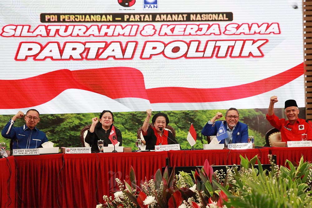Ketua Umum PDI Perjuangan Megawati Soekarno Putri (tengah) bersama Ketua DPP Puan Maharani (kedua kiri) didampingi Ketua Umum Partai Amanat Nasional (PAN) Zulkifli Hasan (kedua kanan), bakal calon presiden PDIP Ganjar Pranowo (kanan) dan Sekjen PAN Eddy Suparno berfoto bersama saat mengadakan pertemuan di Kantor DPP PDIP, Jakarta, Jumat (2/6/2023). Kunjungan pimpinan PAN tersebut untuk penjajakan koalisi pilpres 2024 dan merupakan kunjungan resmi PAN pertama kali ke kantor PDI Perjuangan. ANTARA FOTO/Reno Esnir