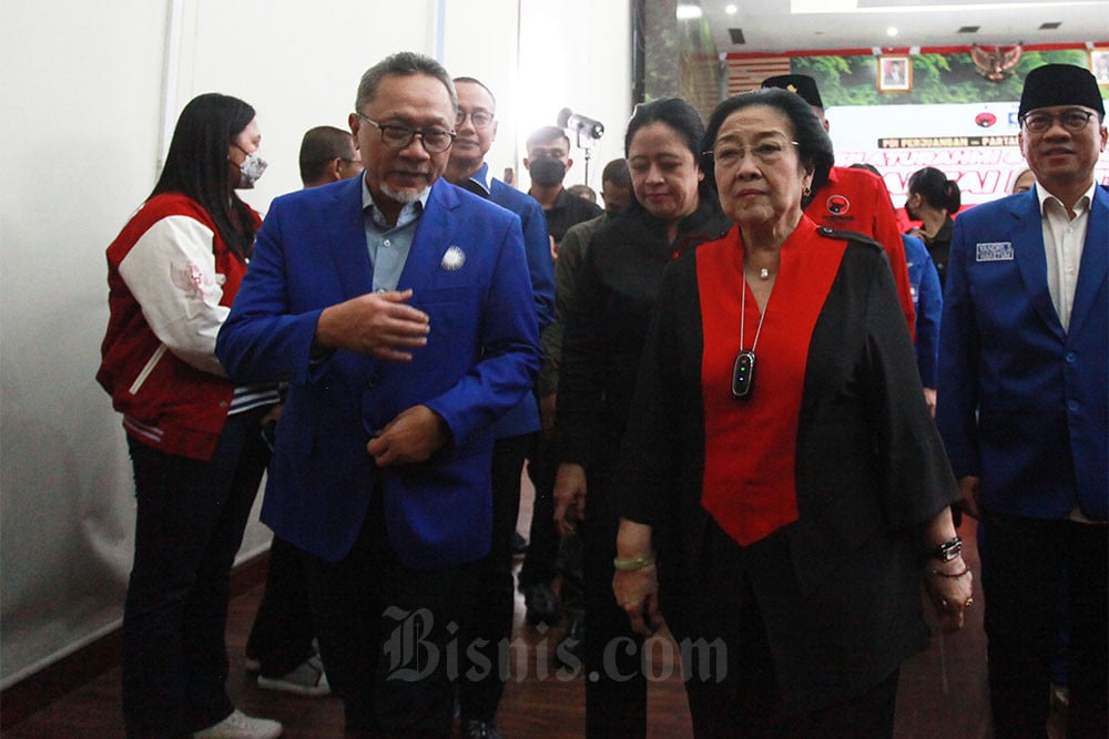 Ketua Umum PDI Perjuangan Megawati Soekarno Putri (kanan) menyambut Ketua Umum Partai Amanat Nasional (PAN) Zulkifli Hasan saat berkunjung di Kantor DPP PDIP, Jakarta, Jumat (2/6/2023). Kunjungan pimpinan PAN tersebut untuk penjajakan koalisi pilpres 2024 dan merupakan kunjungan resmi PAN pertama kali ke kantor PDI Perjuangan. ANTARA FOTO/Reno Esnir
