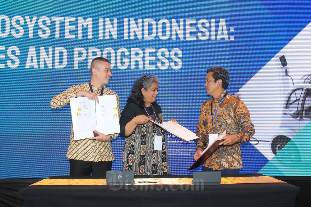 Ketua Umum Asosiasi Ekositem Mobilitas Listrik (AEML) Dannif U. Danusaputro (dari kanan), Manager of CMA for East Asia & Pacific International Finance Corporation (IFC) Paramita Dasgupta, dan Sekretaris Jenderal AEML Rian Ernest berbincang di sela-sela peluncuran AEML di Jakarta, Senin (5/6/2023). Asosiasi Ekositem Mobilitas Listrik (AEML) didirikan sebagai wadah bagi pada pionir di industri kendaraan bermotor listrik berbasis baterai (KLBB) dan industri pendukung mobilitasnya di Indonesia. Kehadiran AEML diharapkan dapat mendukung penggunaan 1 juta kendaraan listrik roda empat dan 3 juta kendaraan listrik roda dua pada tahun 2035. Bisnis/Himawan L Nugraha