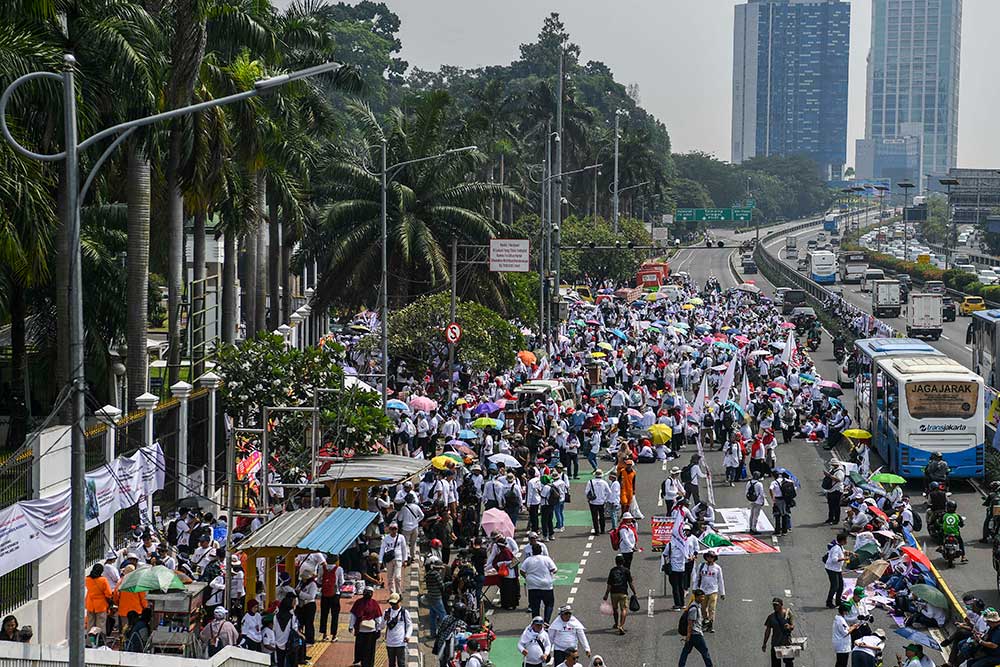 Massa dari Tenaga medis dan kesehatan melakukan aksi di depan gedung MPR/DPR-DPD, Senayan, Jakarta, Senin (5/6/2023). Massa tersebut melakukan aksi damai untuk menolak pembahasan rancangan undang-undang atau RUU Kesehatan Omnibus Law. ANTARA FOTO/Galih Pradipta